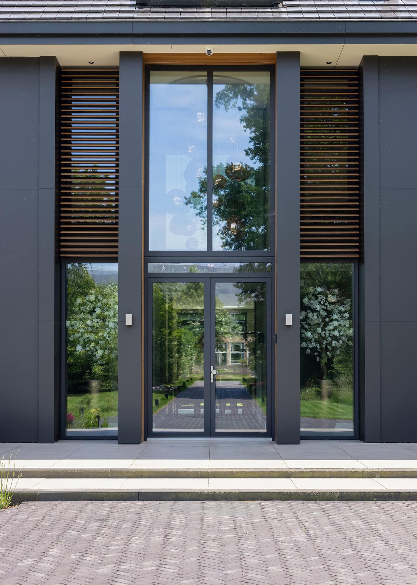 Moderne villa met vaste houten lamellen in rechthoek