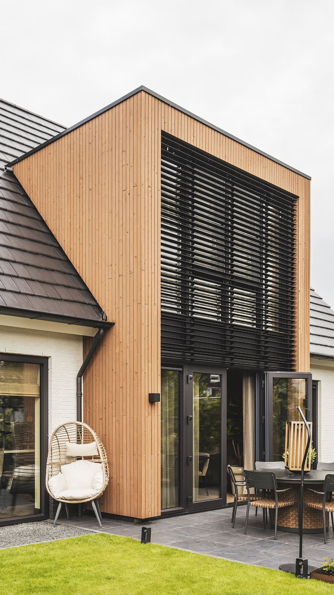 Klassieke woning met lamellen in risaliet
