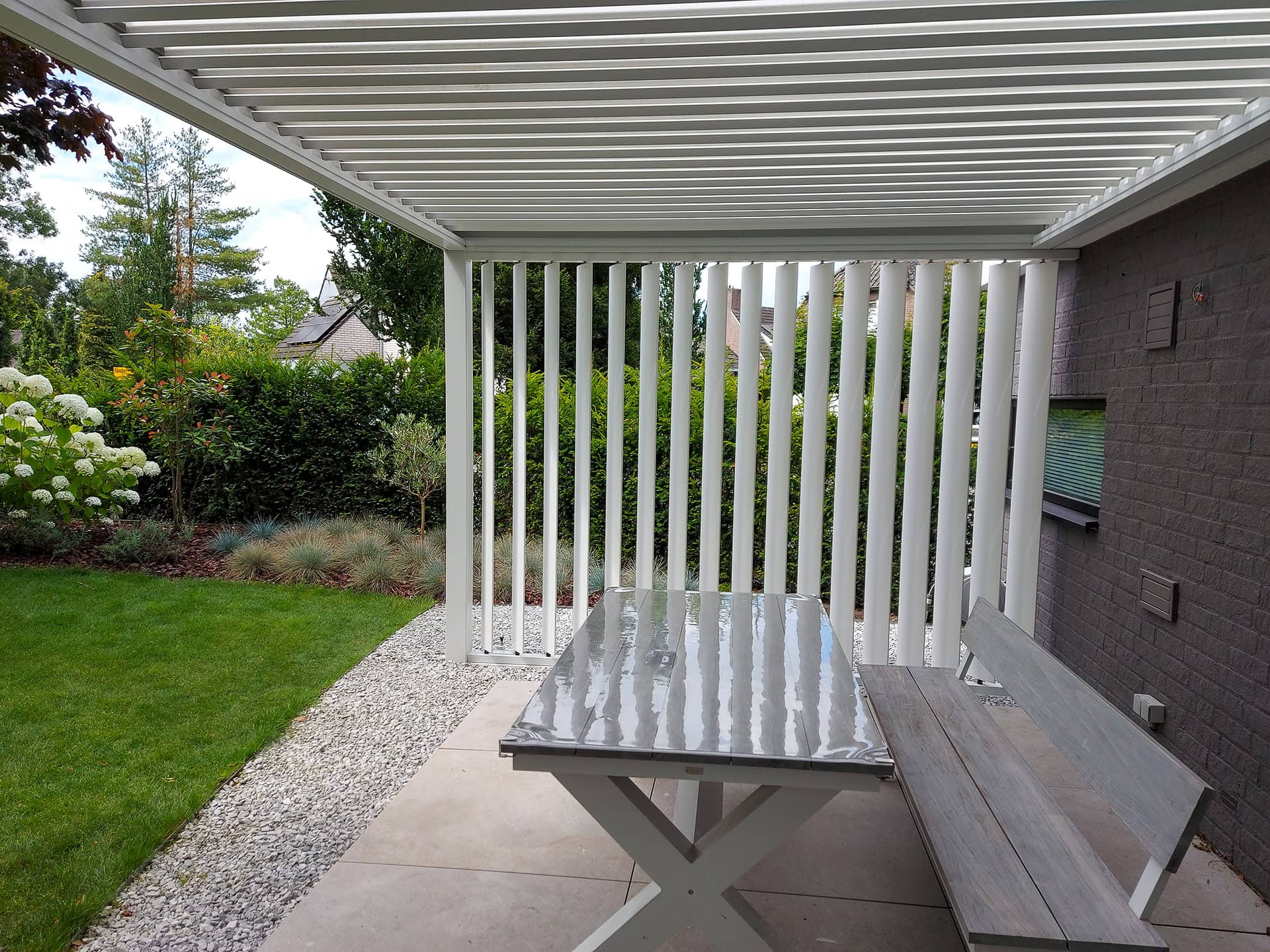 Binnenaanzicht van Terrasoverkapping met verticale lamellen aan de zijkant