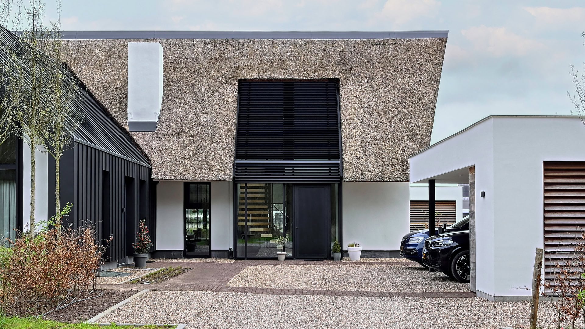 Villa met strodak en een lichtstraat met lamellen