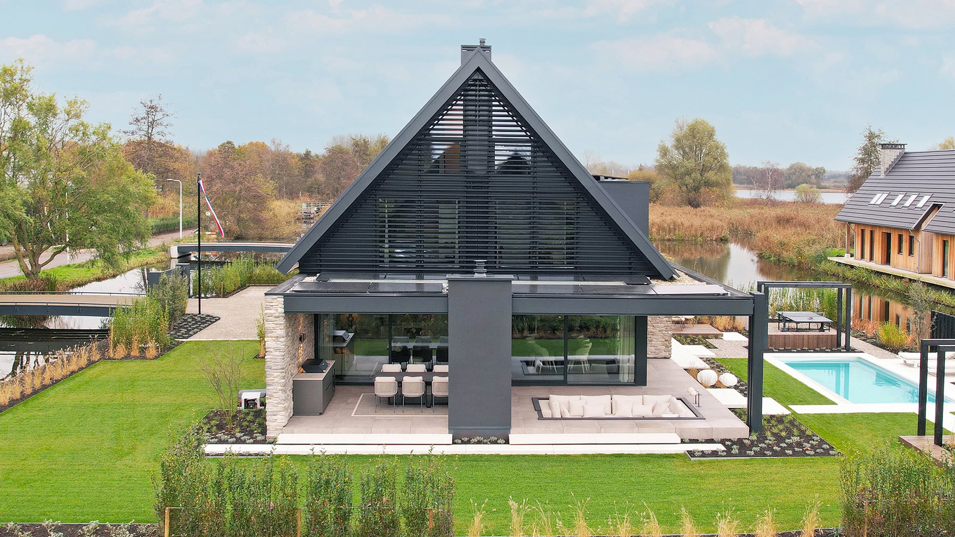 De volledige topgevel van deze moderne woning is voorzien van kantelbare lamellen