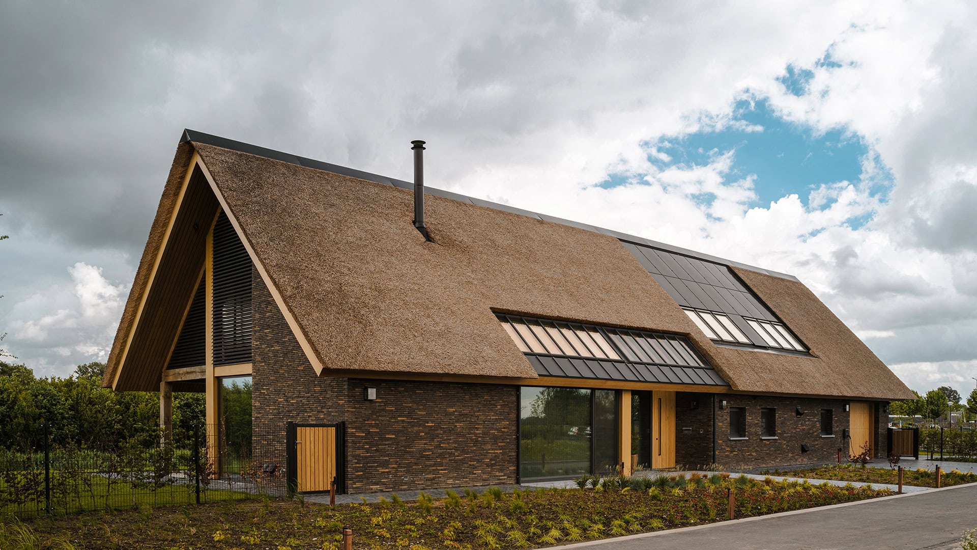 Schuurwoning met kantelbare lamellen in een driehoek