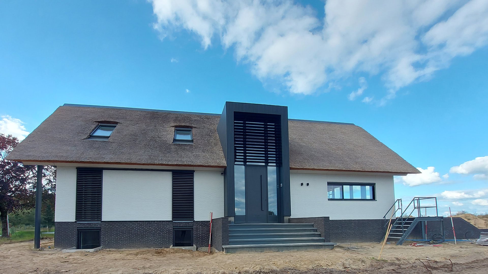 Moderne woonboerderij met kantelbare lamellen in een risaliet