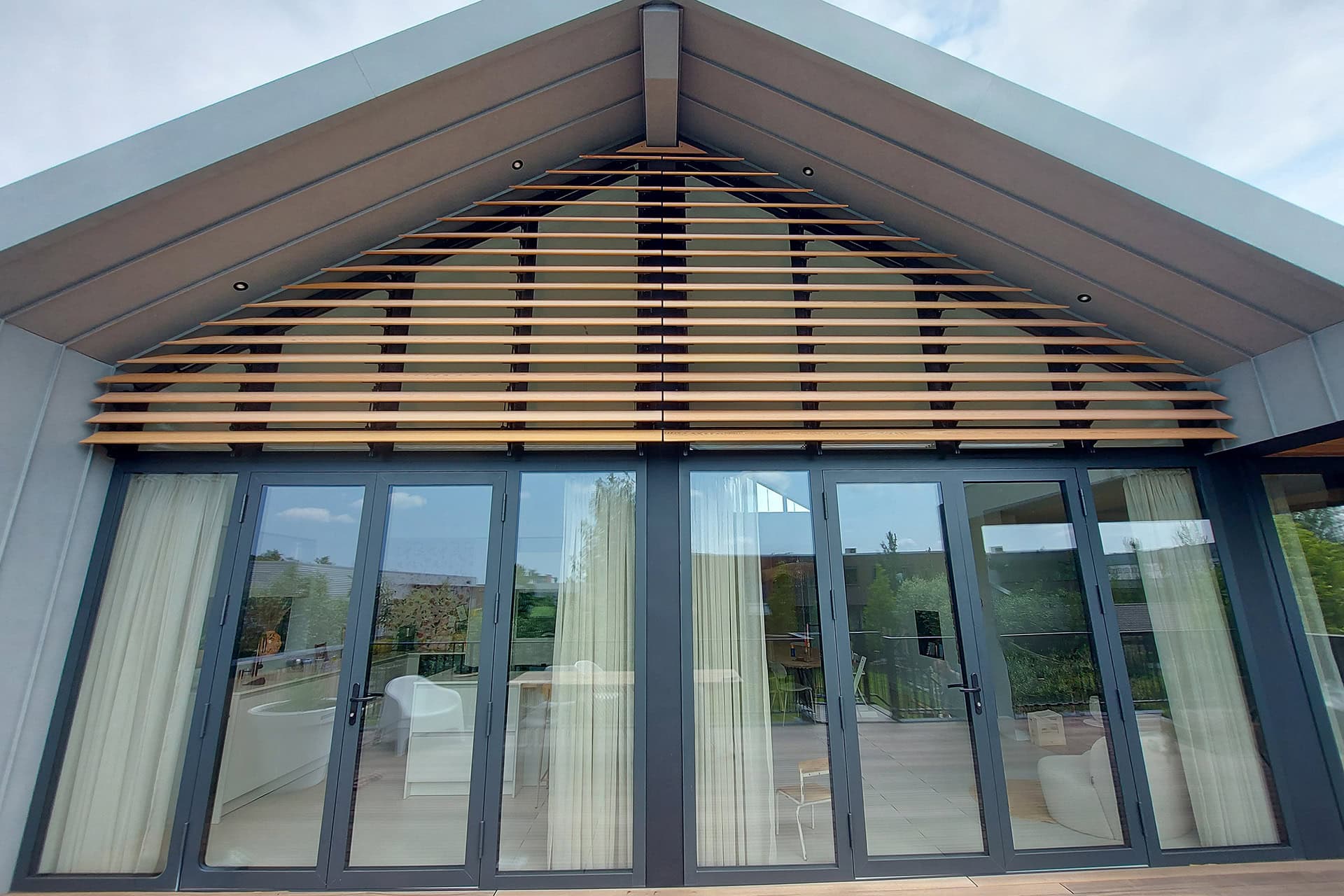 Houten lamellen in half-open stand